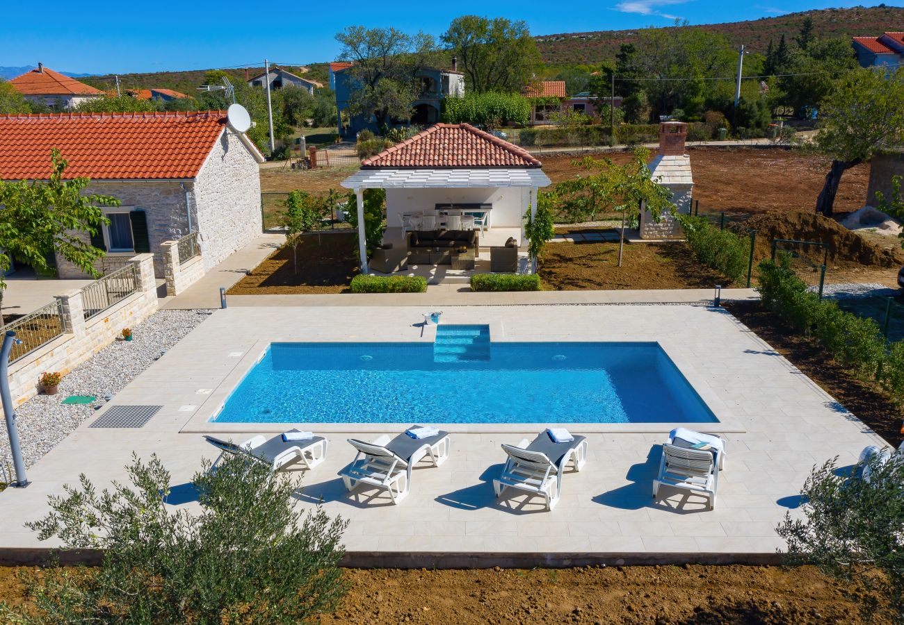 Ferienhaus in Debeljak - Ferienhaus Angelina mit Privatpool