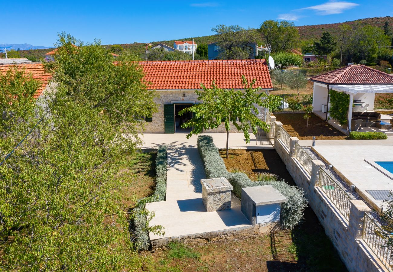 Ferienhaus in Debeljak - Ferienhaus Angelina mit Privatpool