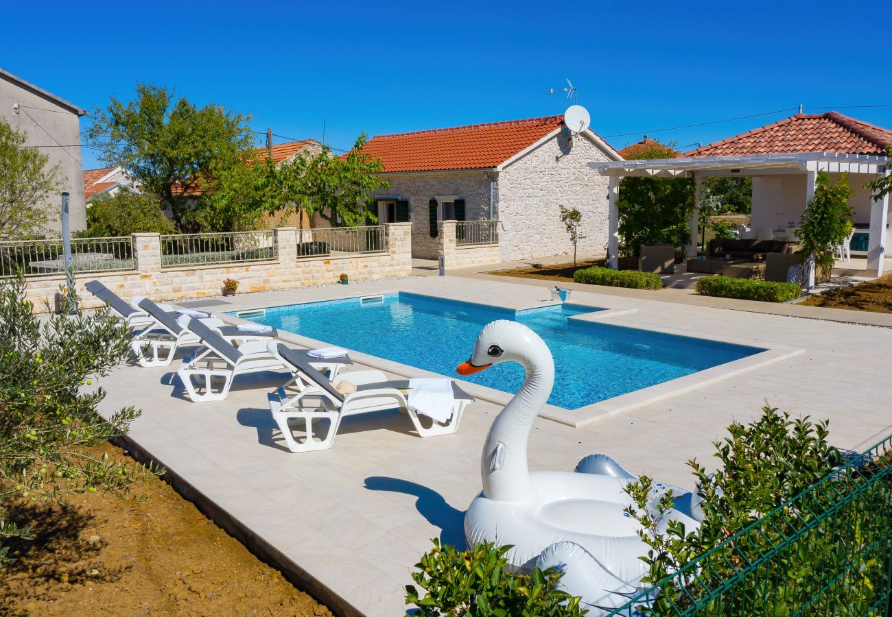 Ferienhaus in Debeljak - Ferienhaus Angelina mit Privatpool