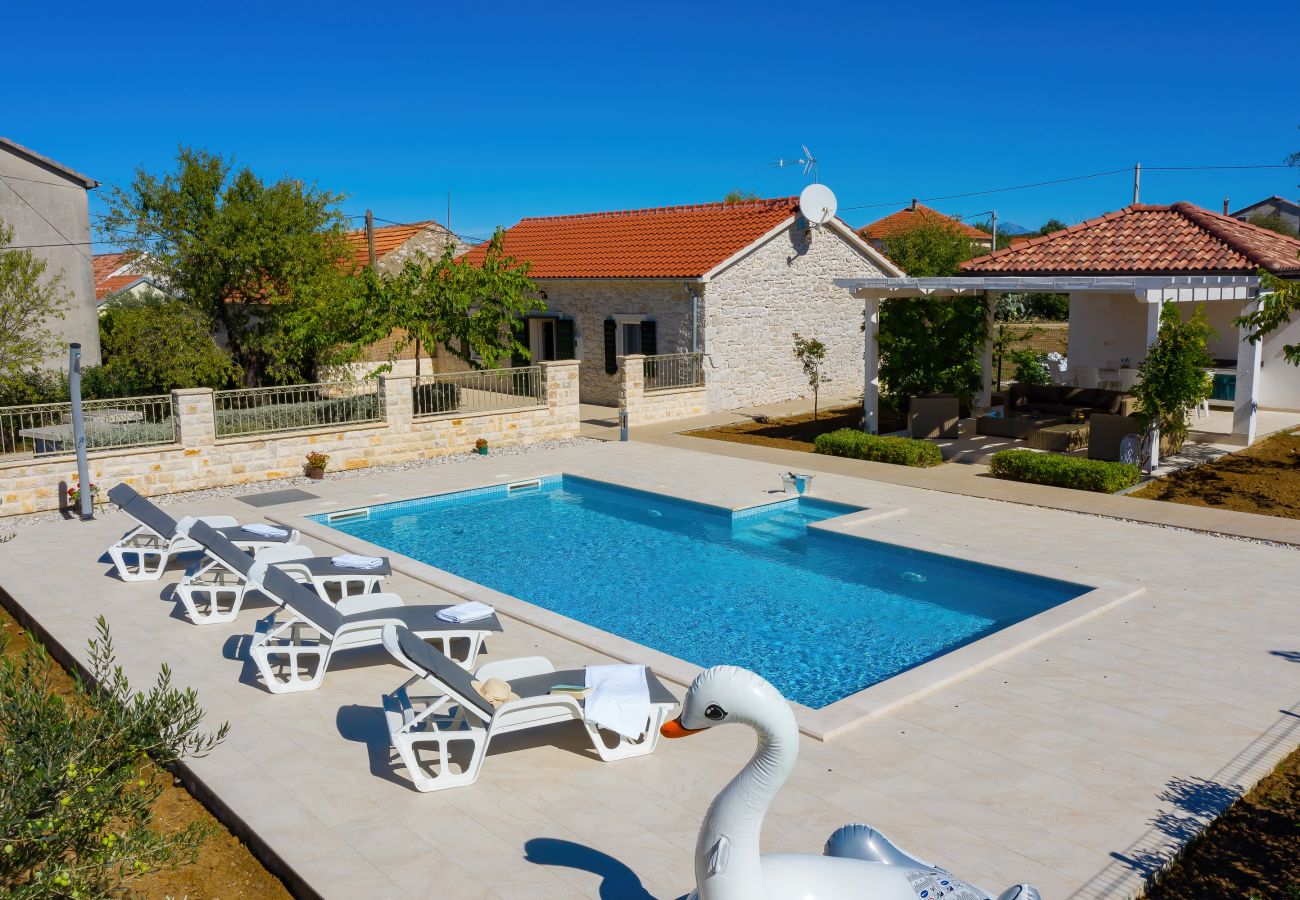 Ferienhaus in Debeljak - Ferienhaus Angelina mit Privatpool