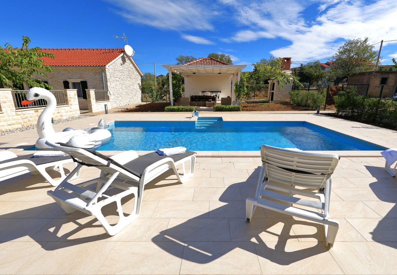 Ferienhaus in Debeljak - Ferienhaus Angelina mit Privatpool