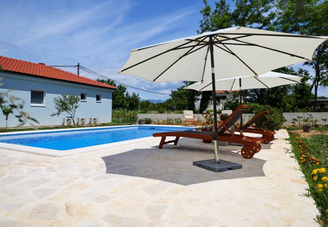 Ferienhaus in Vrsi - Ferienhaus Pomalo mit Pool 