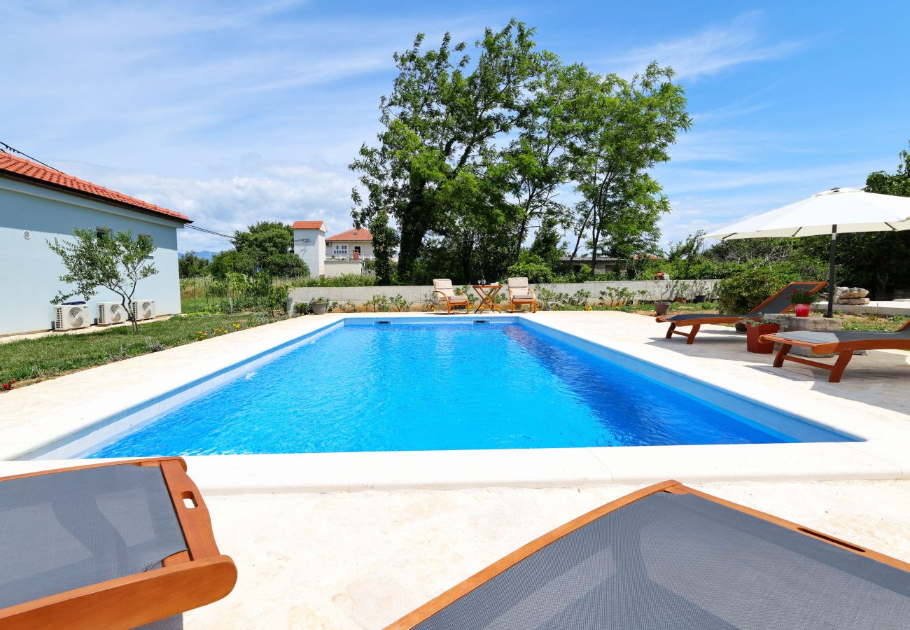 Ferienhaus in Vrsi - Ferienhaus Pomalo mit Pool 