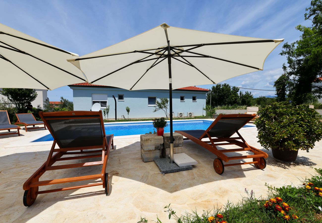Ferienhaus in Vrsi - Ferienhaus Pomalo mit Pool 