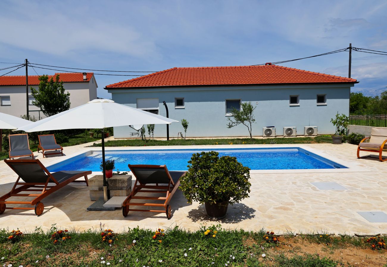 Ferienhaus in Vrsi - Ferienhaus Pomalo mit Pool 