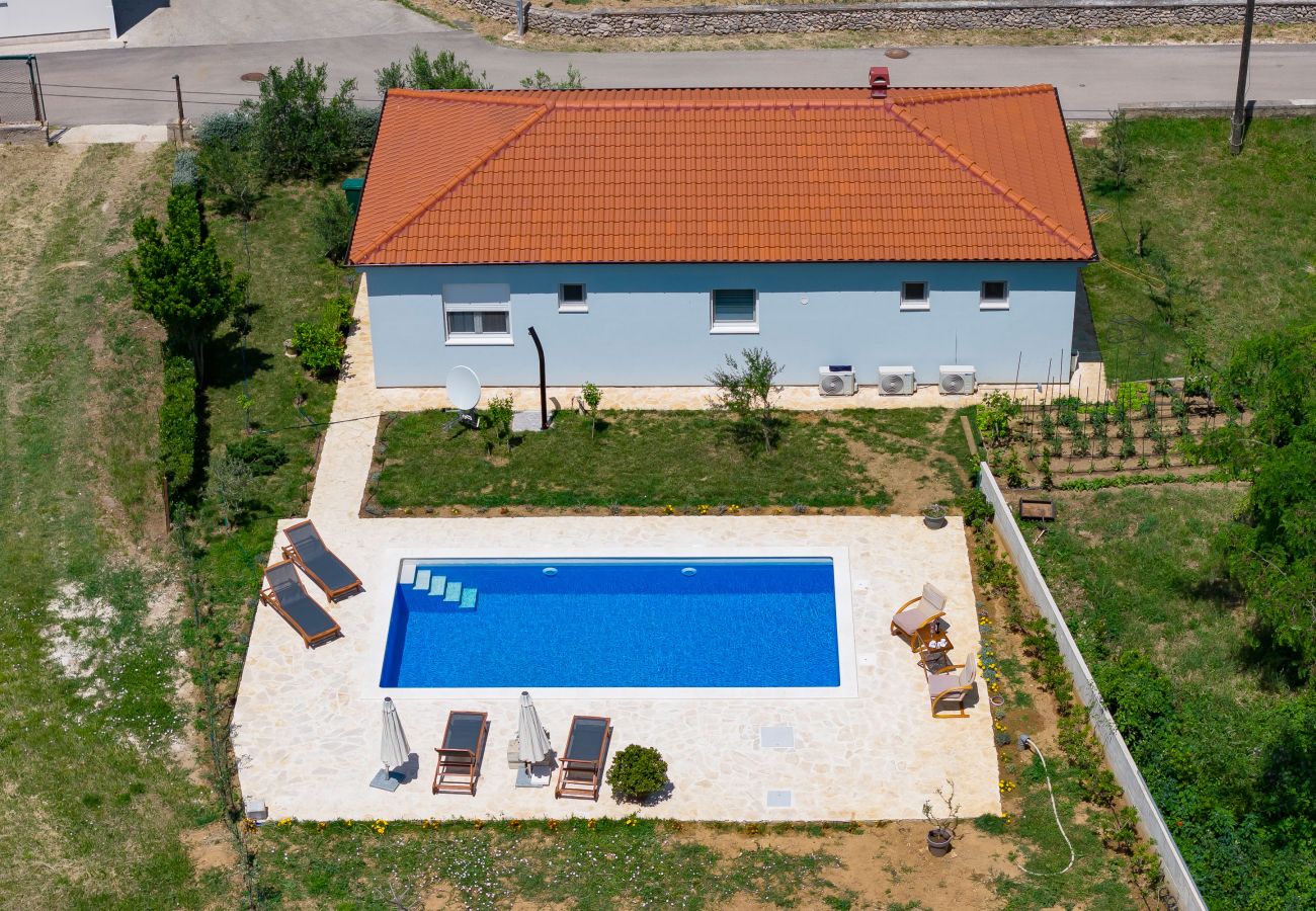Ferienhaus in Vrsi - Ferienhaus Pomalo mit Pool 