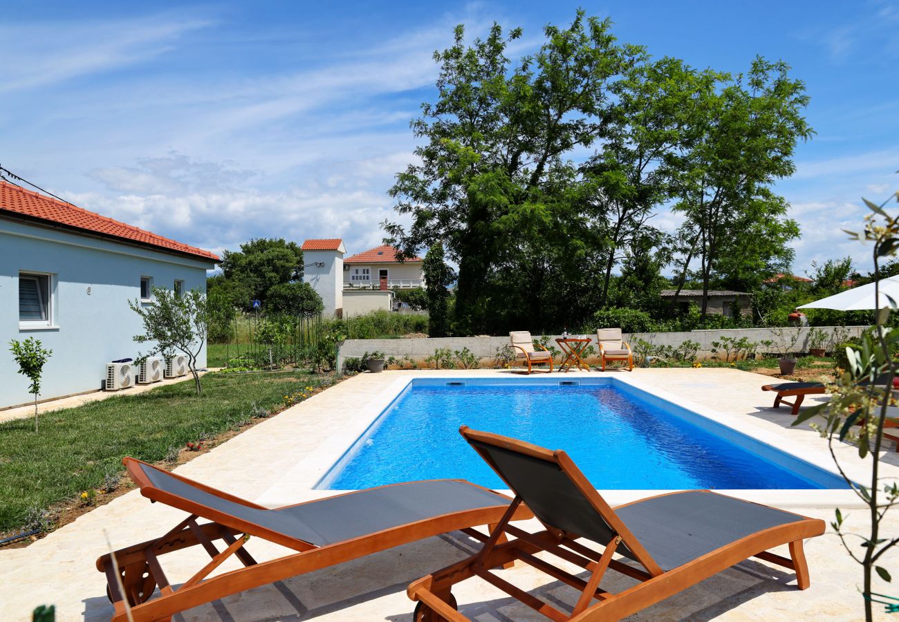Ferienhaus in Vrsi - Ferienhaus Pomalo mit Pool 