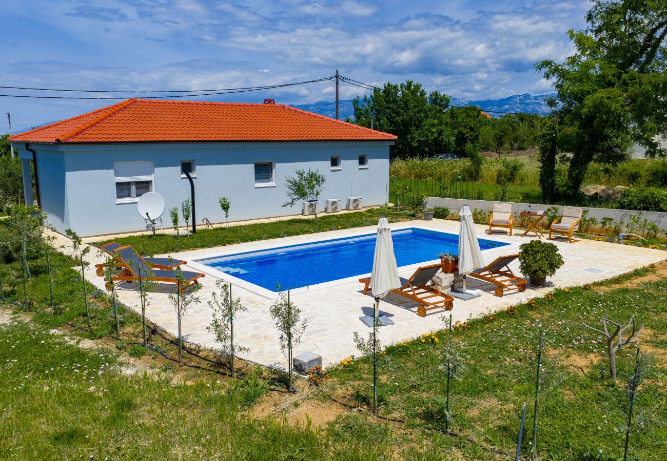 Ferienhaus in Vrsi - Ferienhaus Pomalo mit Pool 