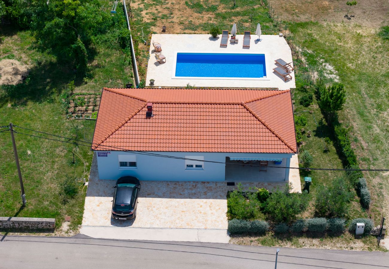 Ferienhaus in Vrsi - Ferienhaus Pomalo mit Pool 