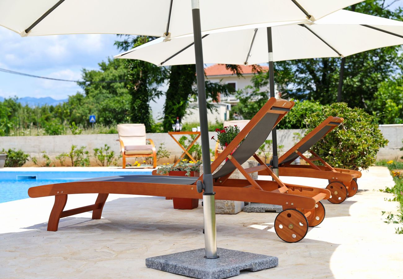 Ferienhaus in Vrsi - Ferienhaus Pomalo mit Pool 