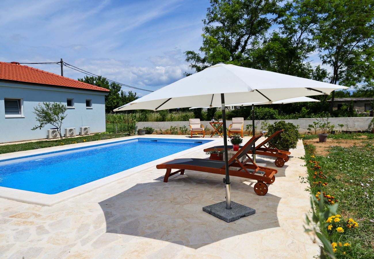 Ferienhaus in Vrsi - Ferienhaus Pomalo mit Pool 