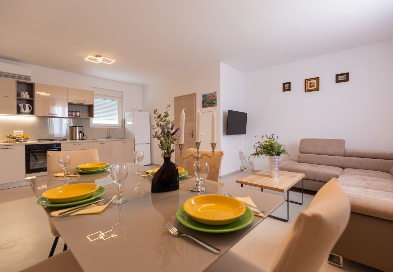 Ferienhaus in Vrsi - Ferienhaus Pomalo mit Pool 