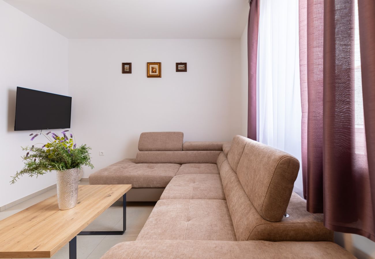 Ferienhaus in Vrsi - Ferienhaus Pomalo mit Pool 