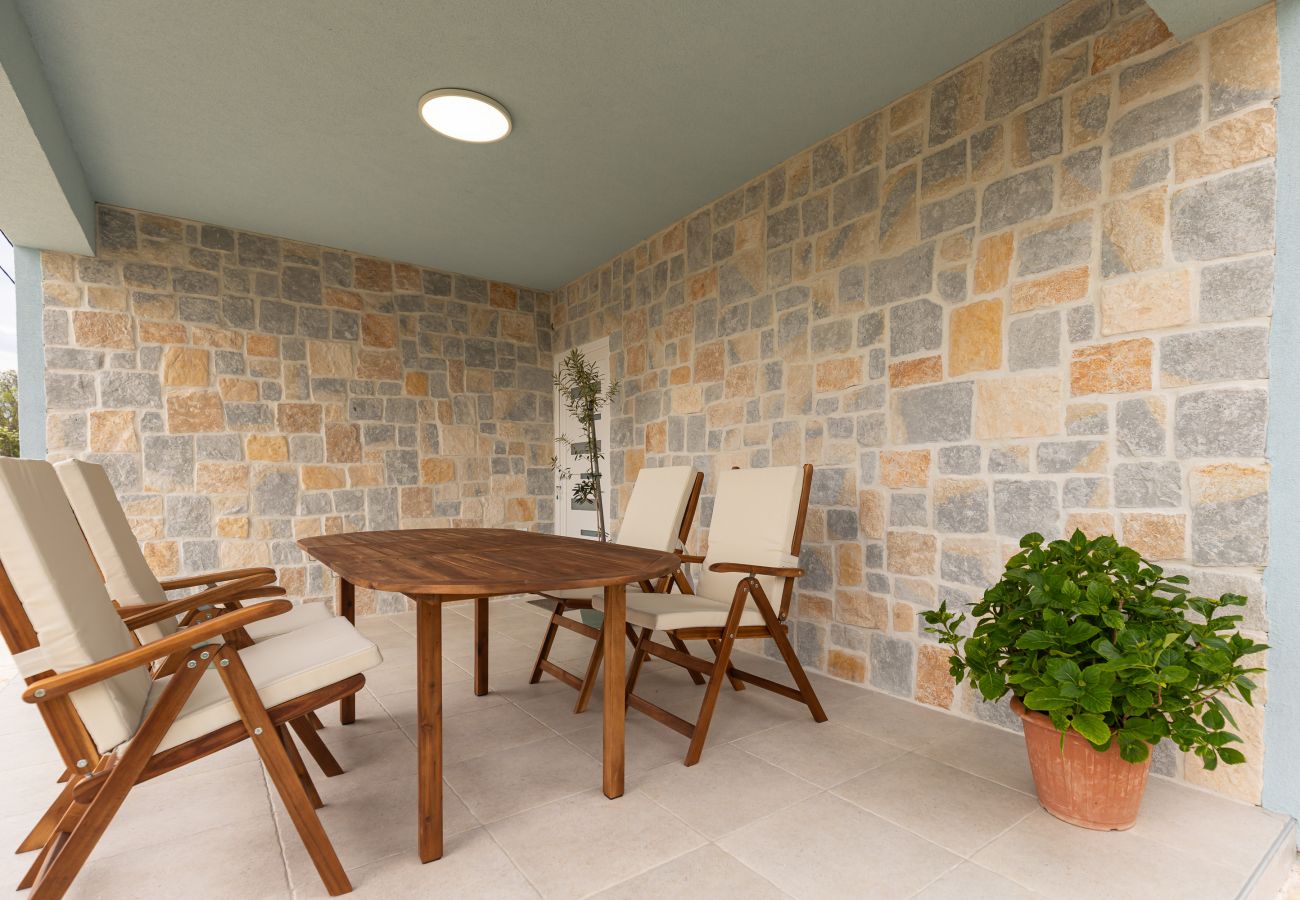 Ferienhaus in Vrsi - Ferienhaus Pomalo mit Pool 