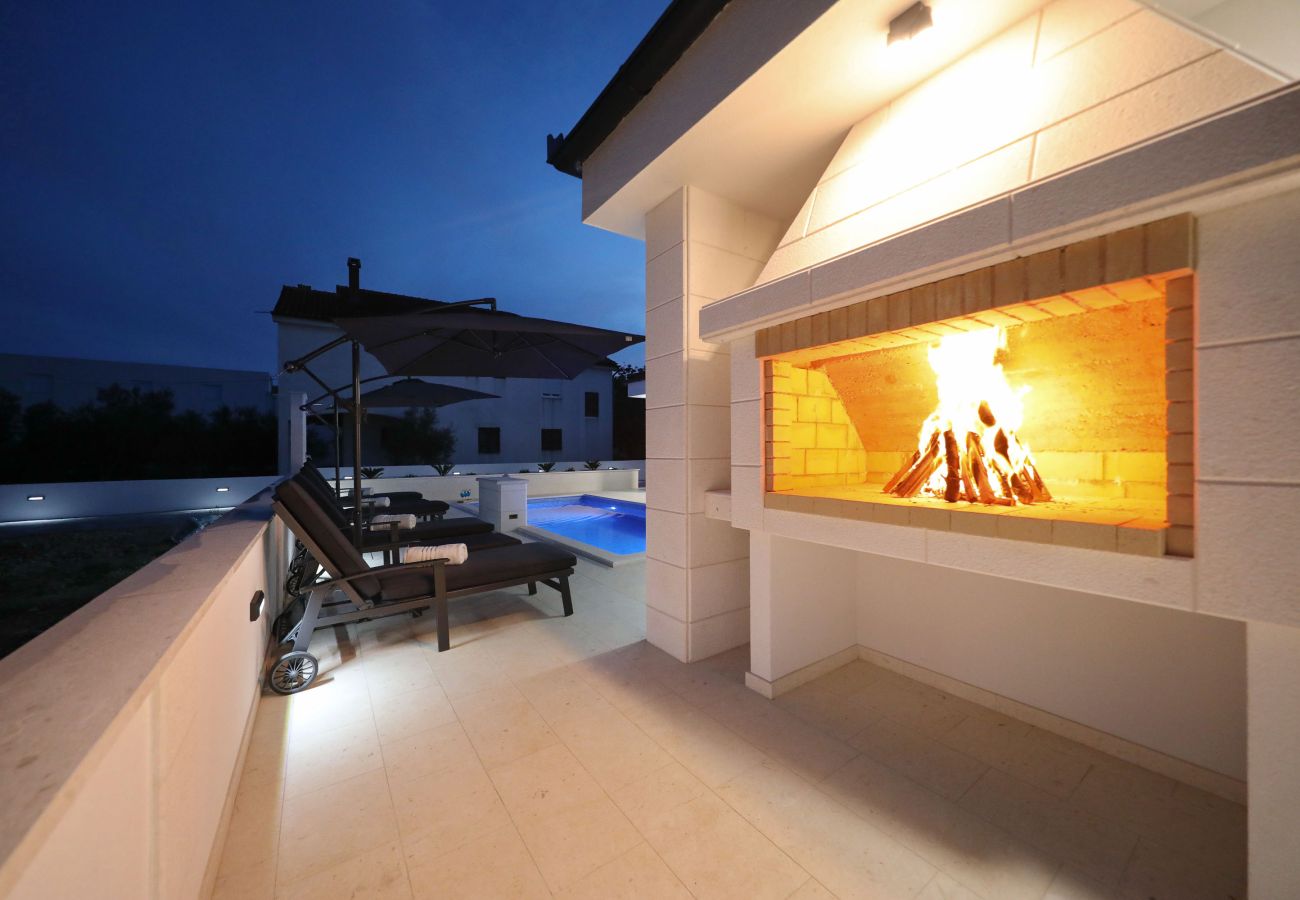 Villa in Vir - Villa Mariva mit beheiztem Pool