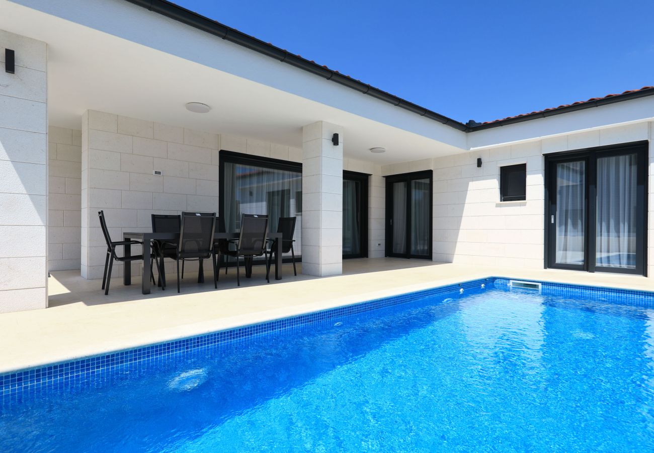 Villa in Vir - Villa Mariva mit beheiztem Pool