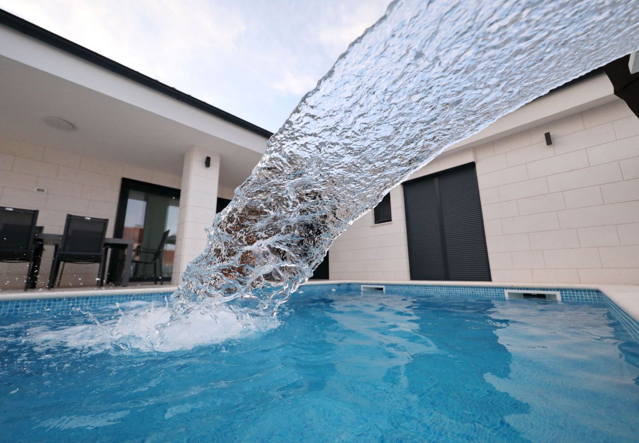 Villa in Vir - Villa Mariva mit beheiztem Pool
