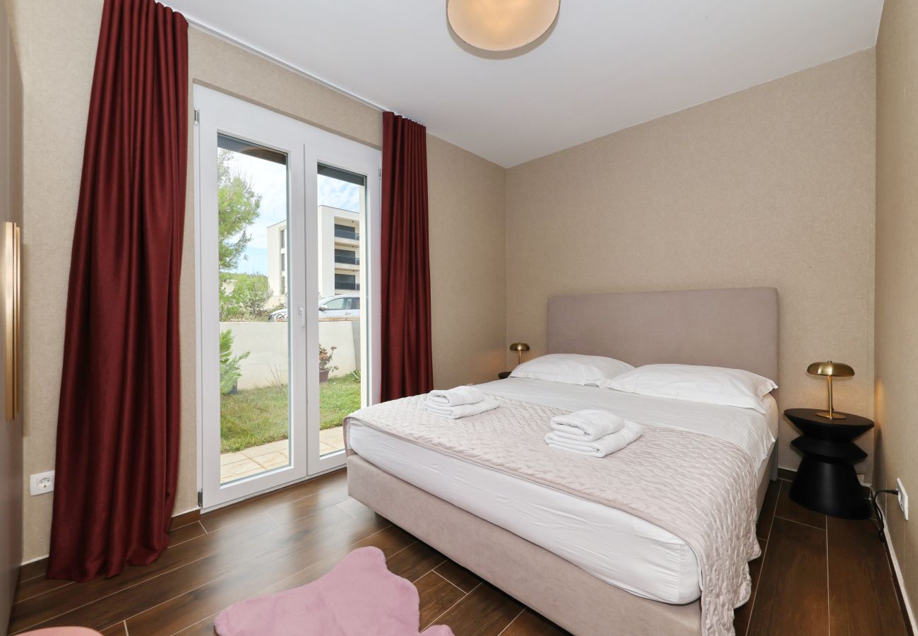 Villa in Rovanjska - Villa Wave of Love mit Meerblick und Pool