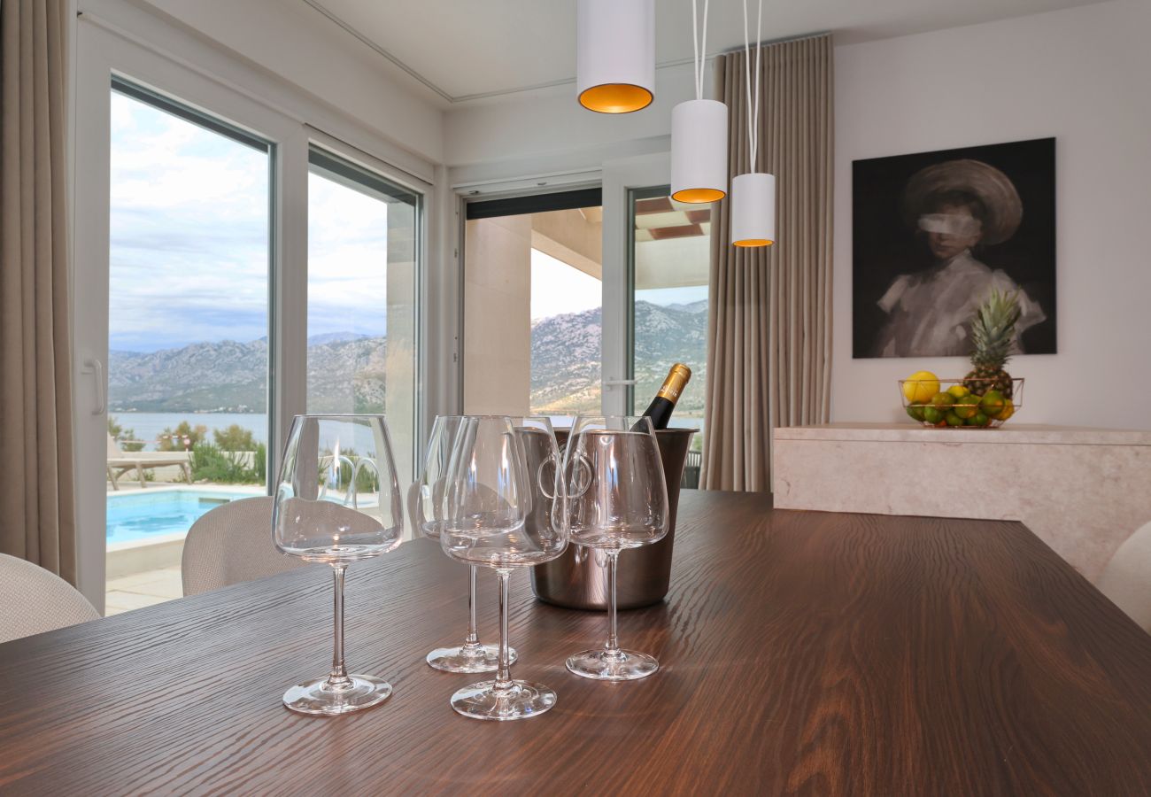 Villa in Rovanjska - Villa Wave of Love mit Meerblick und Pool