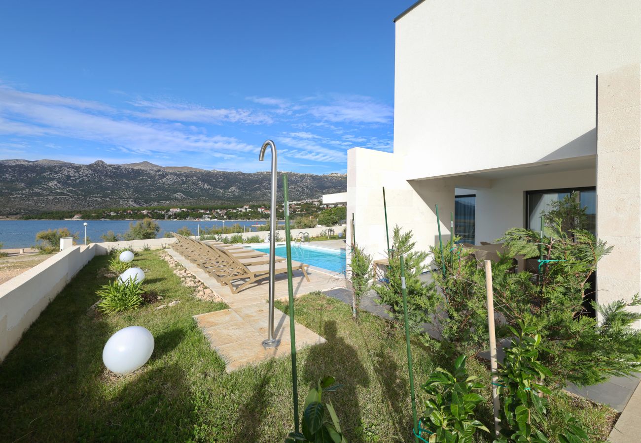 Villa in Rovanjska - Villa Wave of Love mit Meerblick und Pool