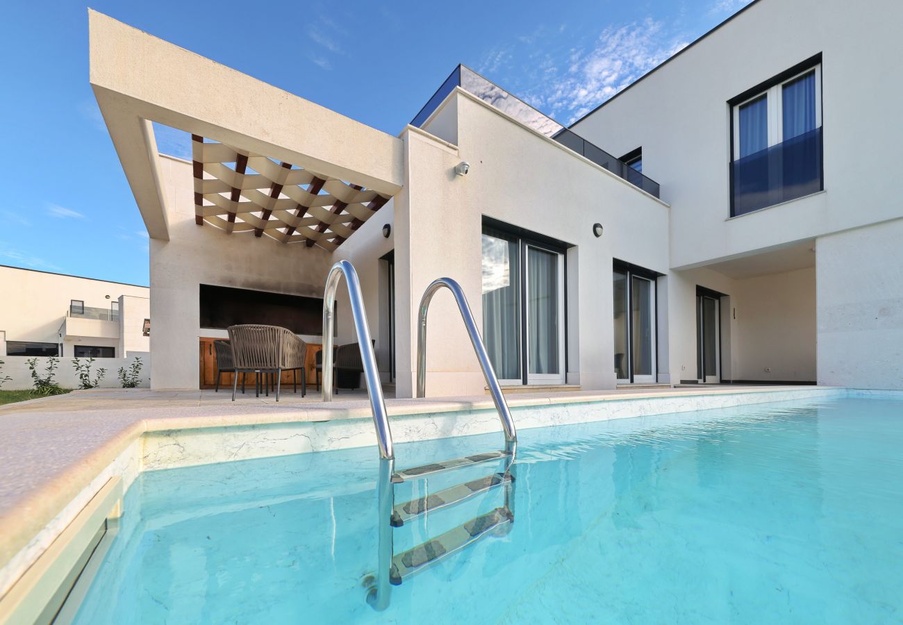 Villa in Rovanjska - Villa Wave of Love mit Meerblick und Pool