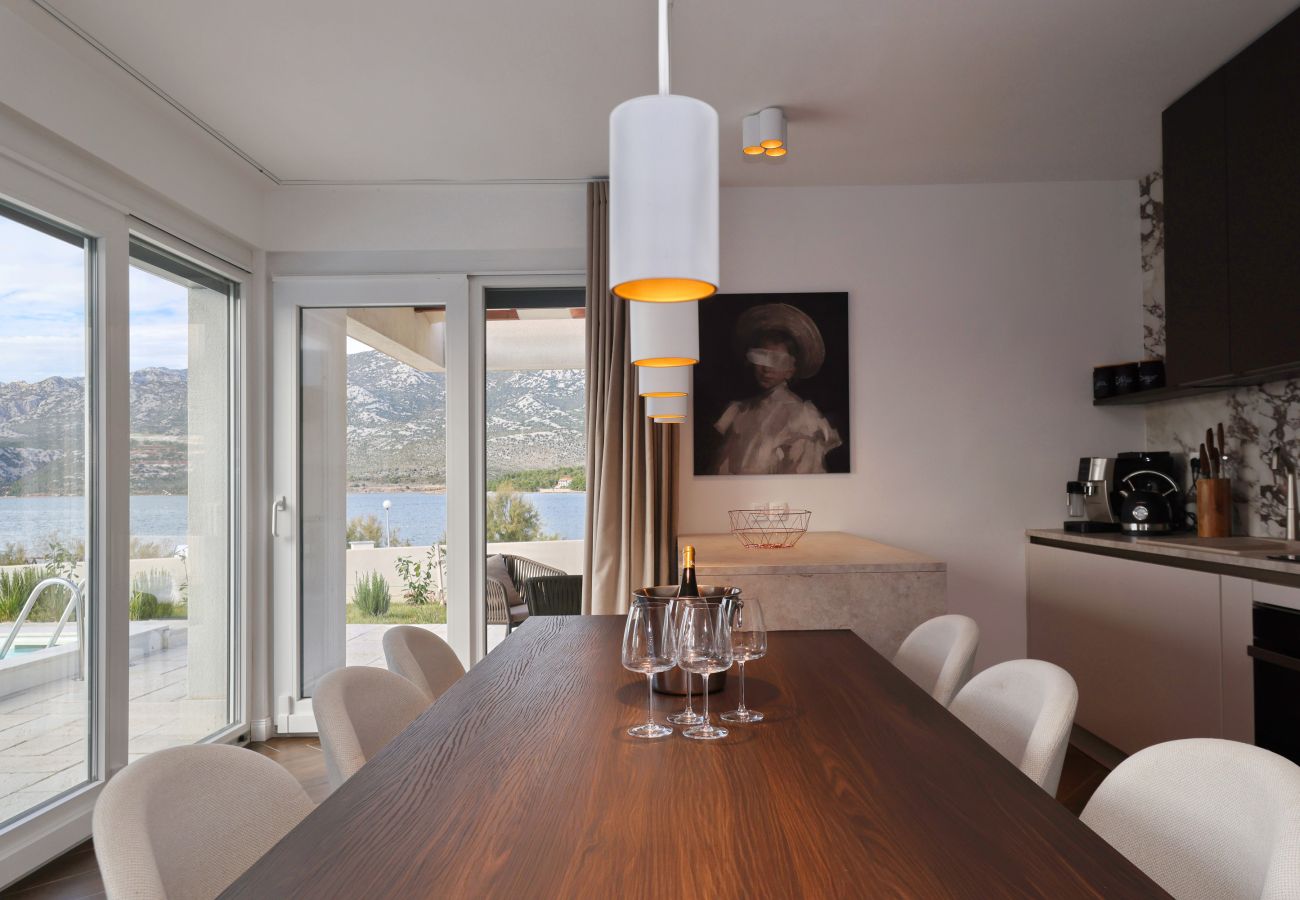 Villa in Rovanjska - Villa Wave of Love mit Meerblick und Pool