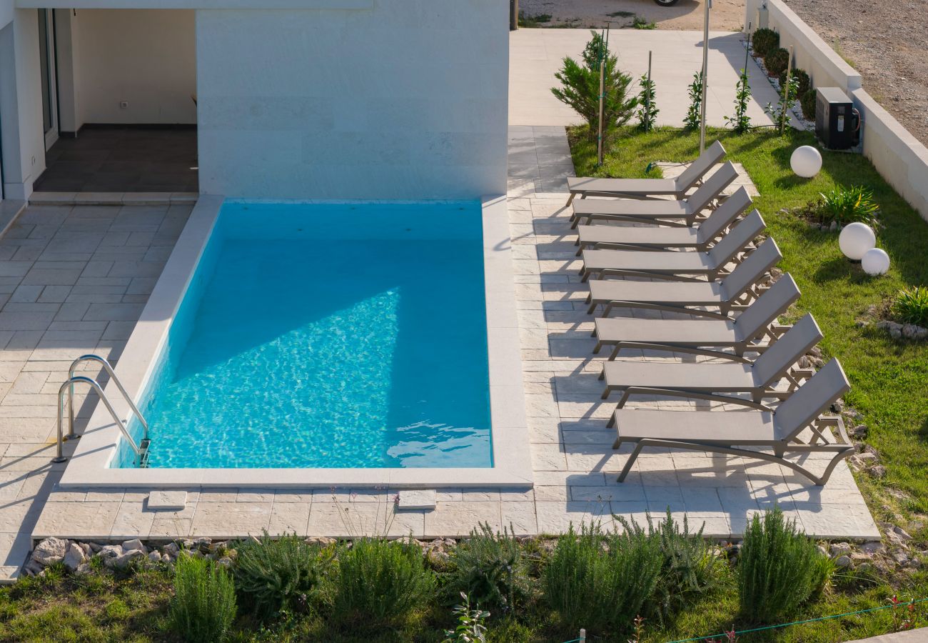 Villa in Rovanjska - Villa Wave of Love mit Meerblick und Pool