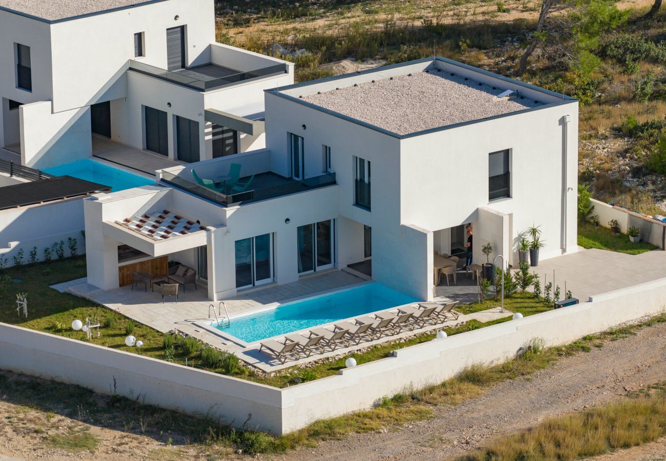 Villa in Rovanjska - Villa Wave of Love mit Meerblick und Pool