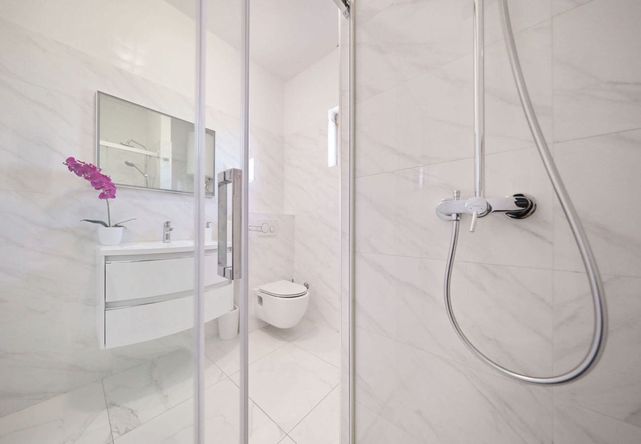 Ferienwohnung in Maslenica - Ferienwohnung Filip mit Meerblick und Balkon