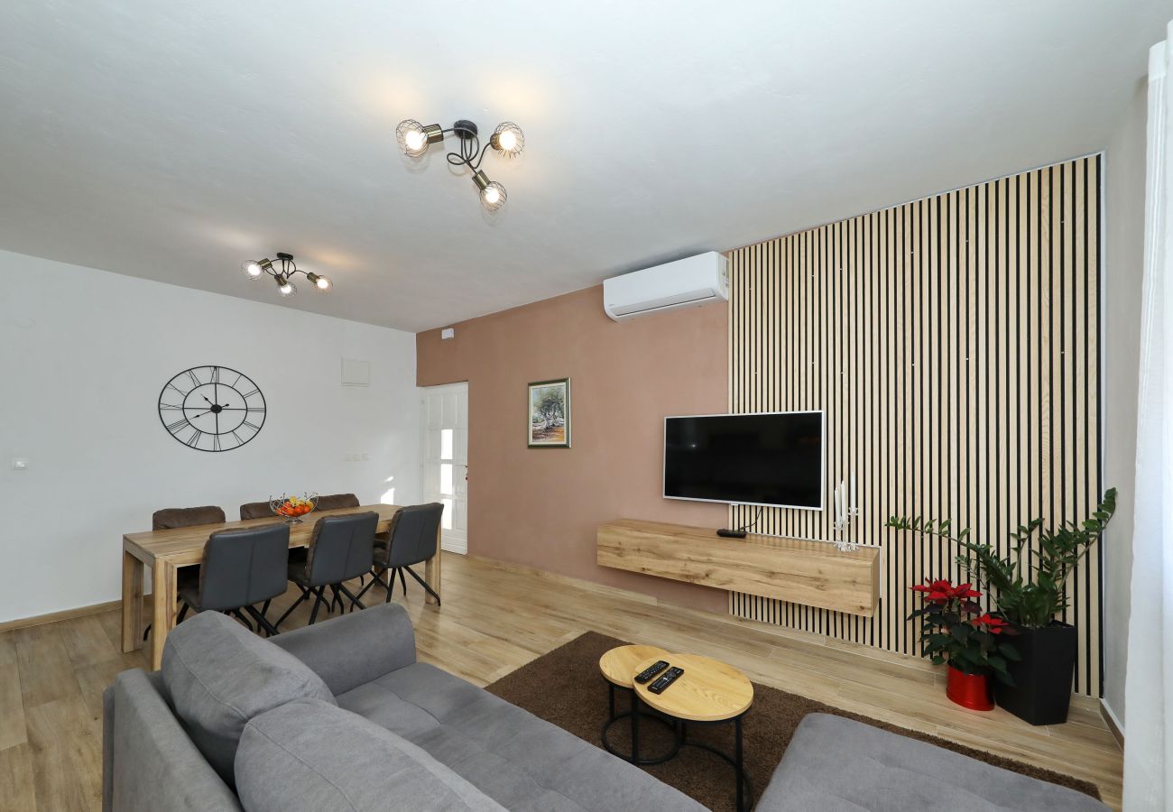 Ferienwohnung in Maslenica - Ferienwohnung Filip mit Meerblick und Balkon