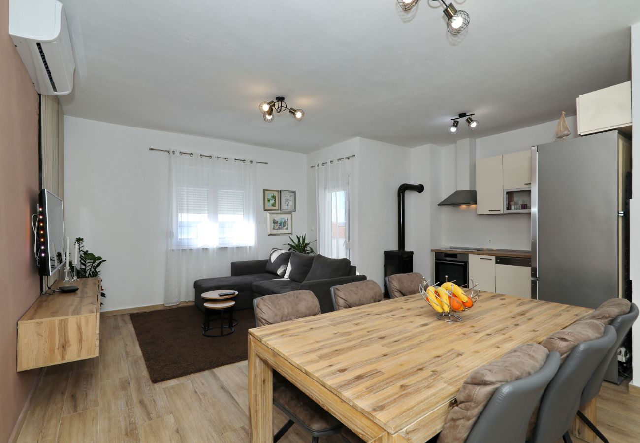 Ferienwohnung in Maslenica - Ferienwohnung Filip mit Meerblick und Balkon