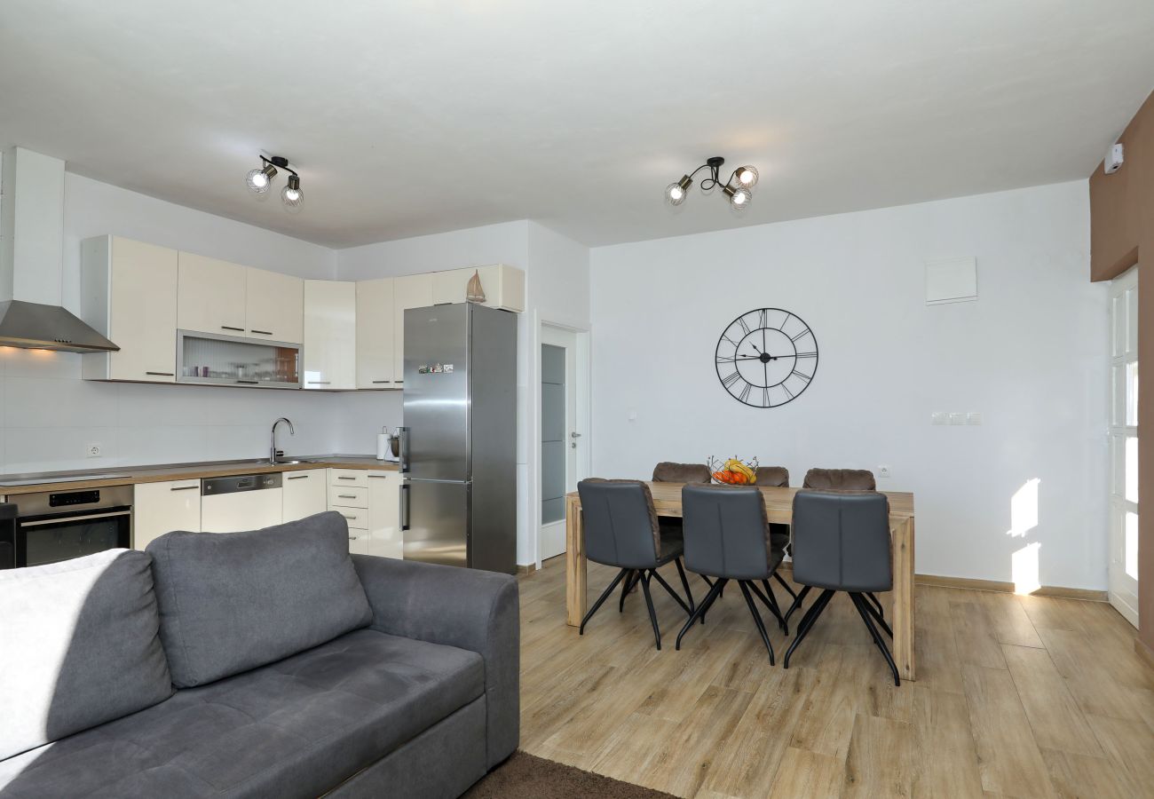 Ferienwohnung in Maslenica - Ferienwohnung Filip mit Meerblick und Balkon