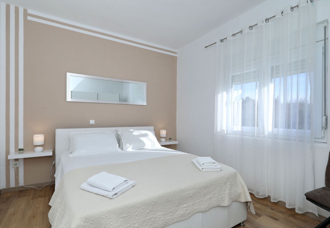 Ferienwohnung in Maslenica - Ferienwohnung Filip mit Meerblick und Balkon