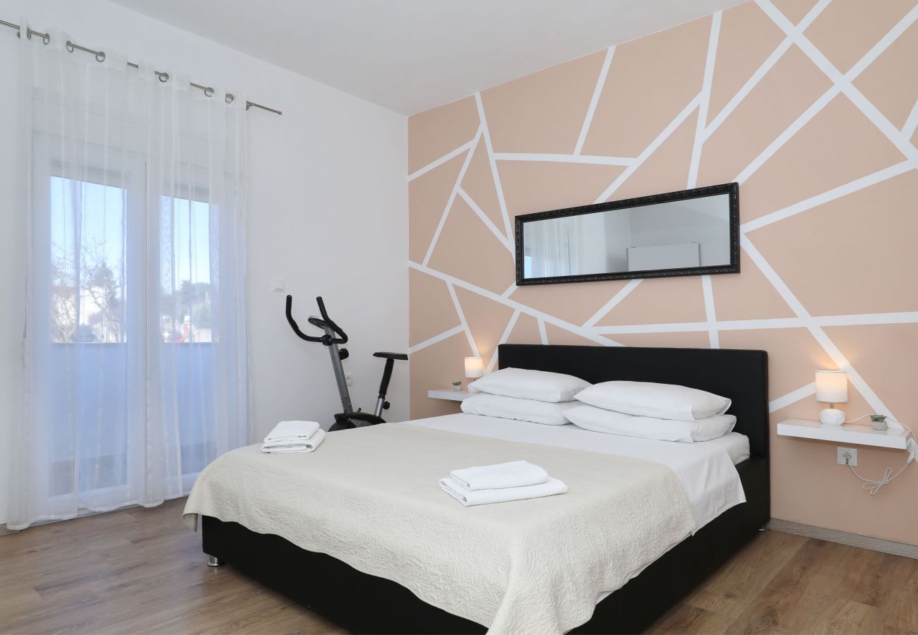 Ferienwohnung in Maslenica - Ferienwohnung Filip mit Meerblick und Balkon