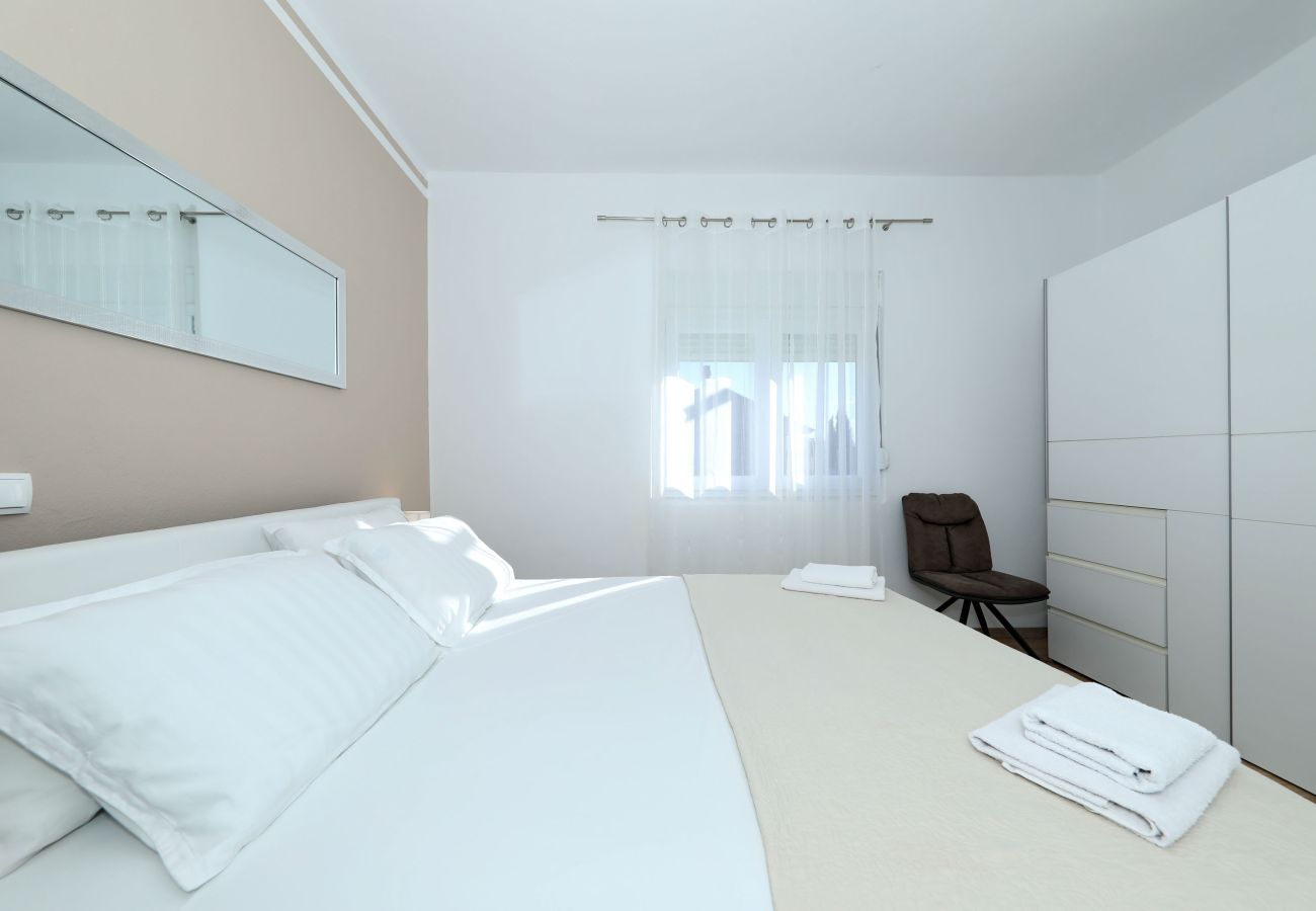 Ferienwohnung in Maslenica - Ferienwohnung Filip mit Meerblick und Balkon