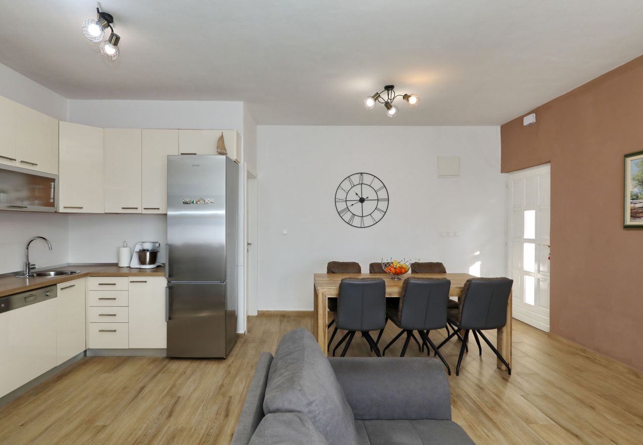 Ferienwohnung in Maslenica - Ferienwohnung Filip mit Meerblick und Balkon