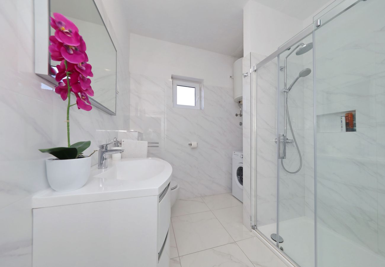 Ferienwohnung in Maslenica - Ferienwohnung Filip mit Meerblick und Balkon