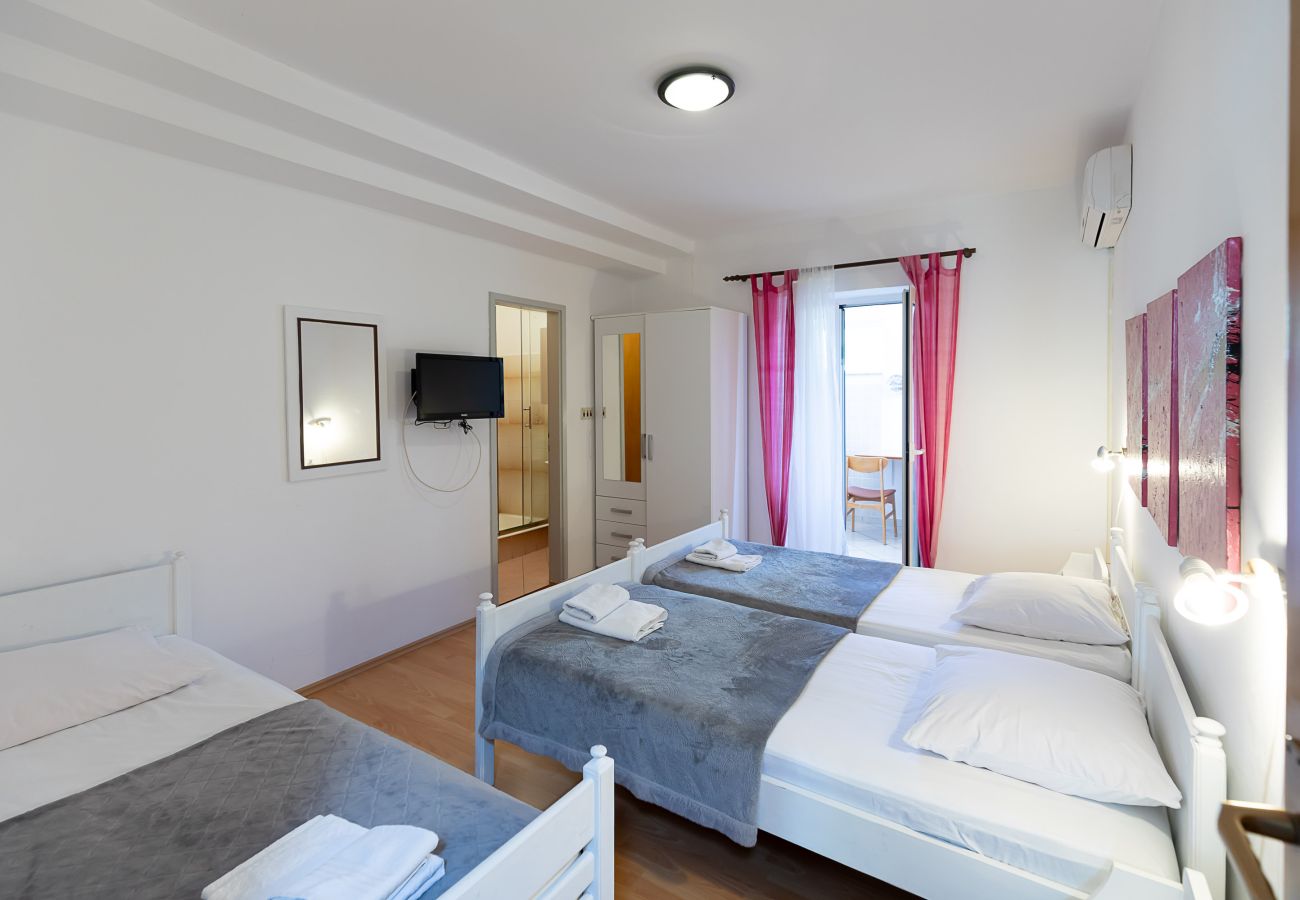 Ferienwohnung in Starigrad - Ferienwohnung Tinka No.8 strandnah