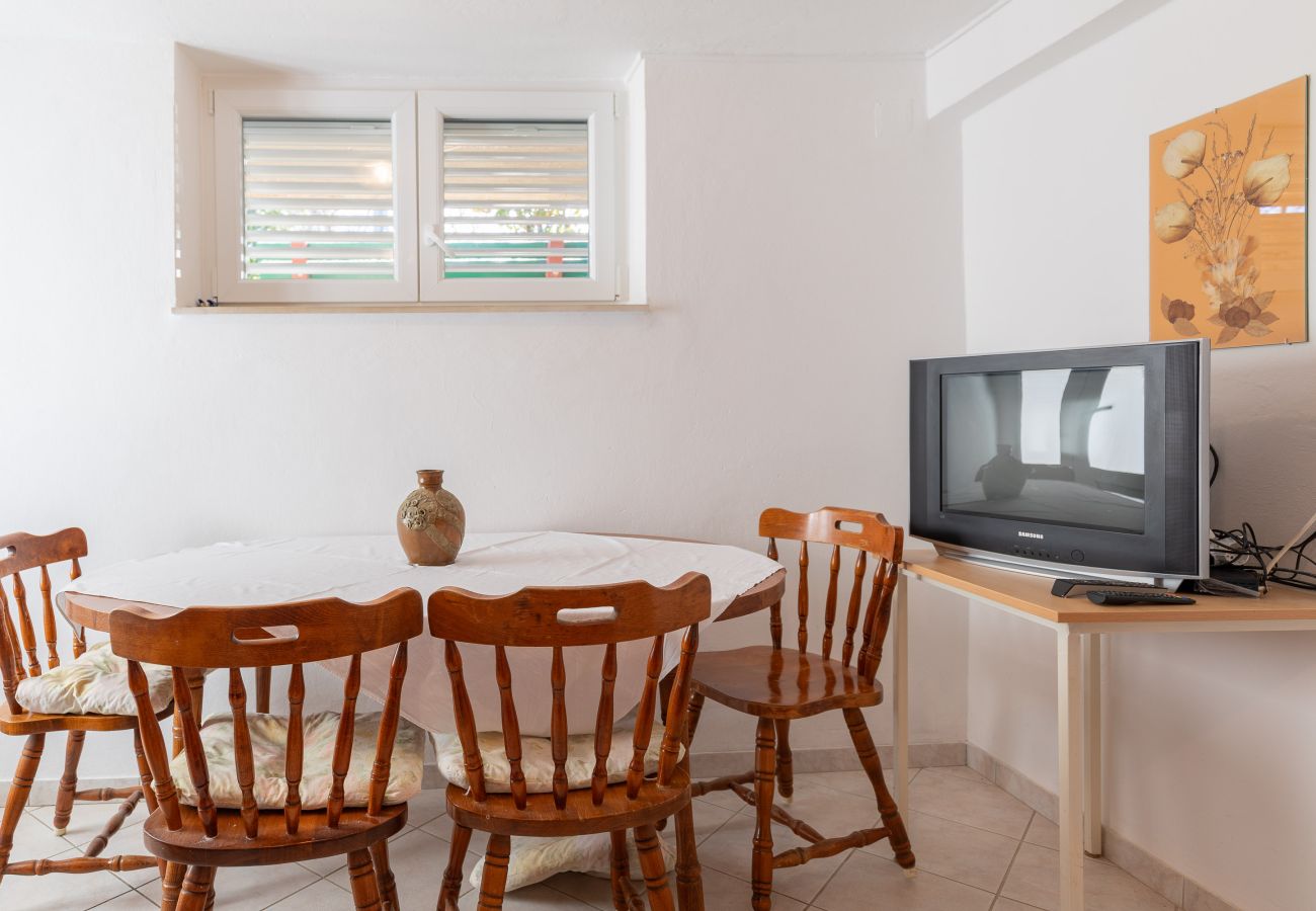 Ferienwohnung in Starigrad - Ferienwohnung Tinka No.1 strandnah