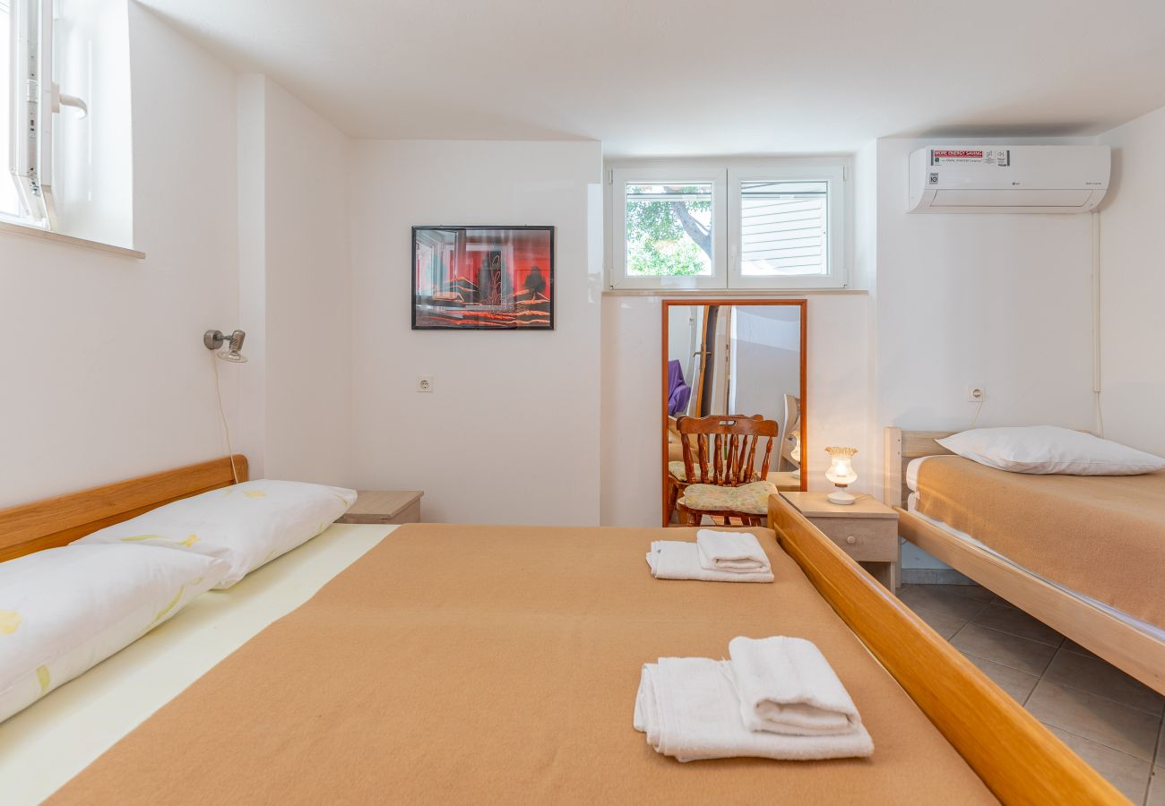 Ferienwohnung in Starigrad - Ferienwohnung Tinka No.1 strandnah