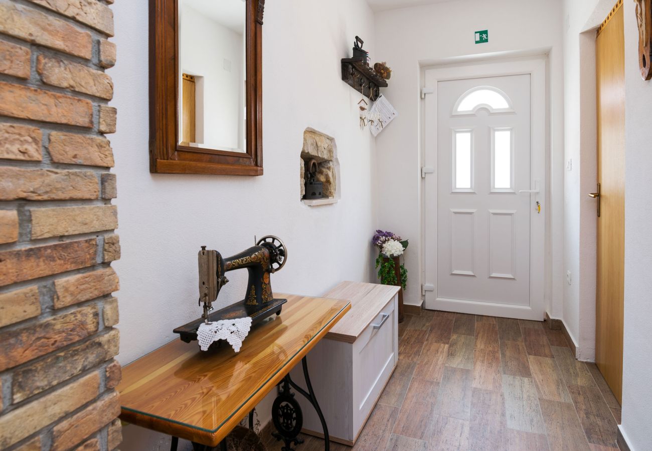 Ferienhaus in Ražanac - Steinhaus Jovraz mit Whirlpool