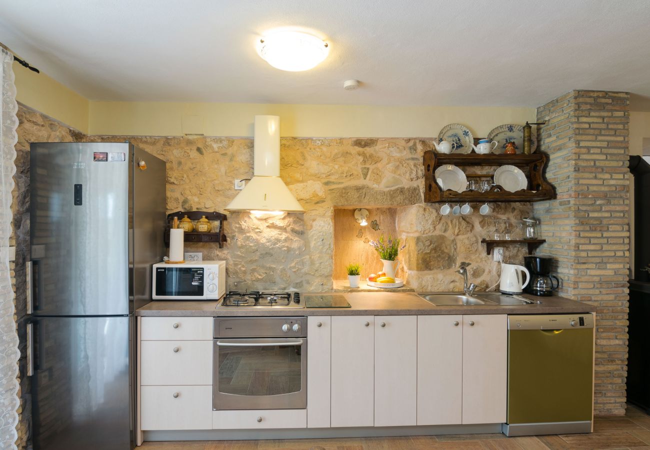 Ferienhaus in Ražanac - Steinhaus Jovraz mit Whirlpool