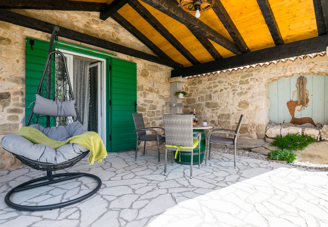 Ferienhaus in Ražanac - Steinhaus Jovraz mit Whirlpool