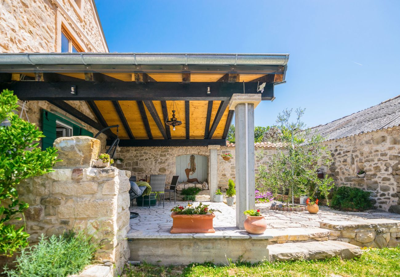 Ferienhaus in Ražanac - Steinhaus Jovraz mit Whirlpool