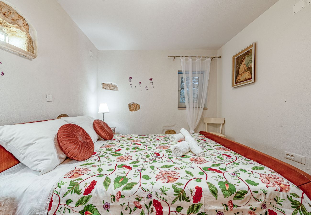 Ferienhaus in Ražanac - Steinhaus Jovraz mit Whirlpool