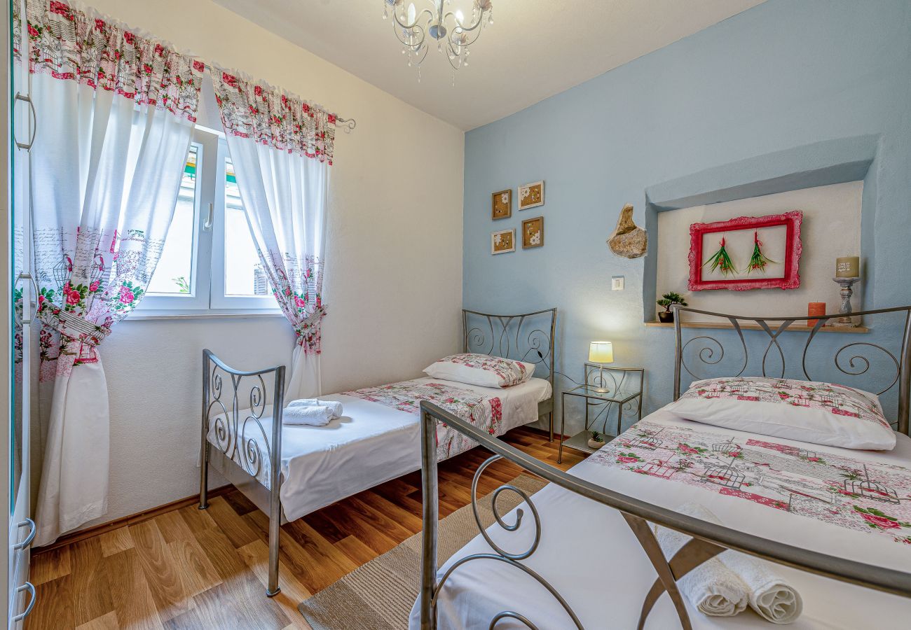 Ferienhaus in Ražanac - Steinhaus Jovraz mit Whirlpool