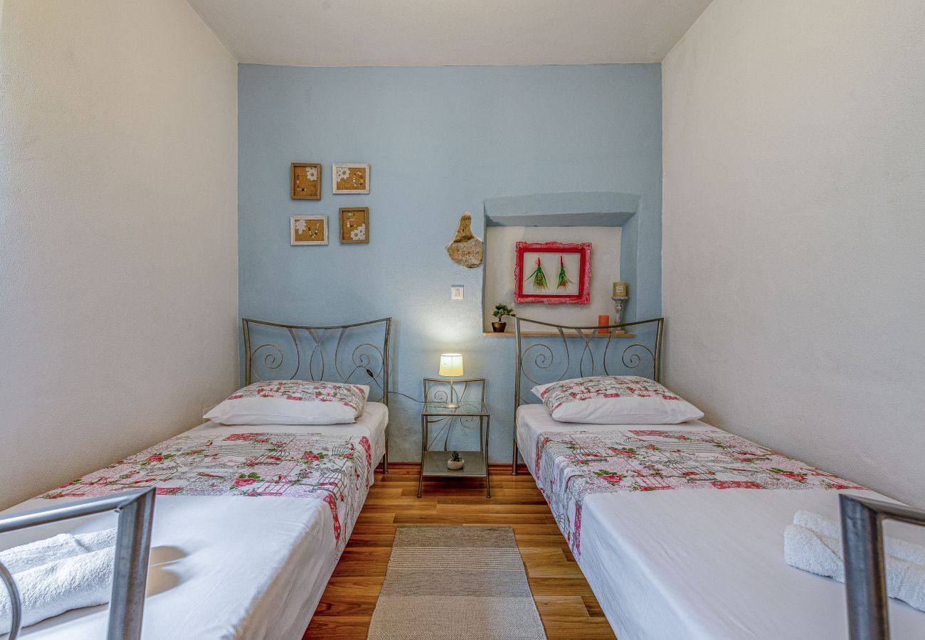 Ferienhaus in Ražanac - Steinhaus Jovraz mit Whirlpool