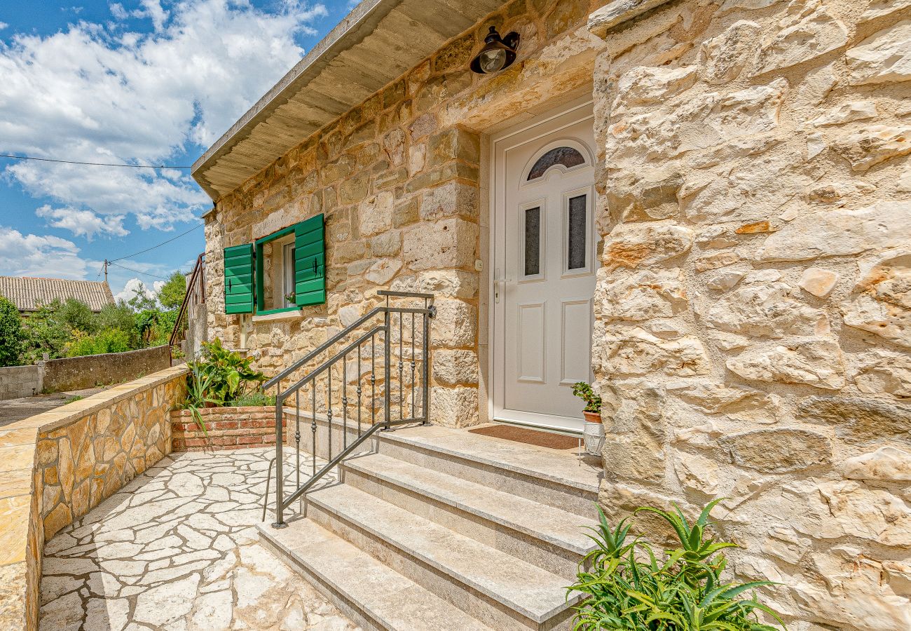 Ferienhaus in Ražanac - Steinhaus Jovraz mit Whirlpool