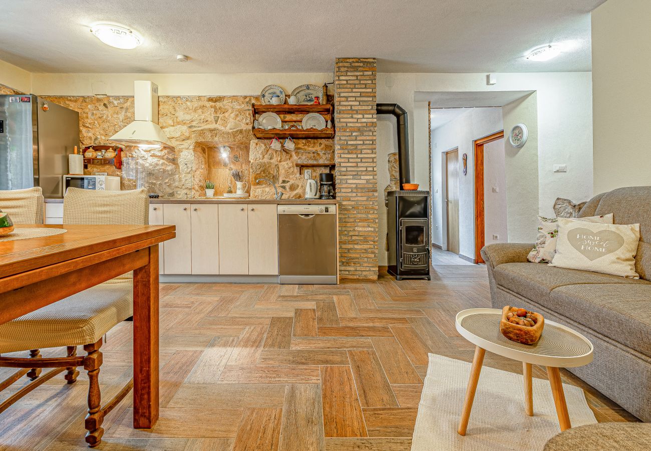 Ferienhaus in Ražanac - Steinhaus Jovraz mit Whirlpool
