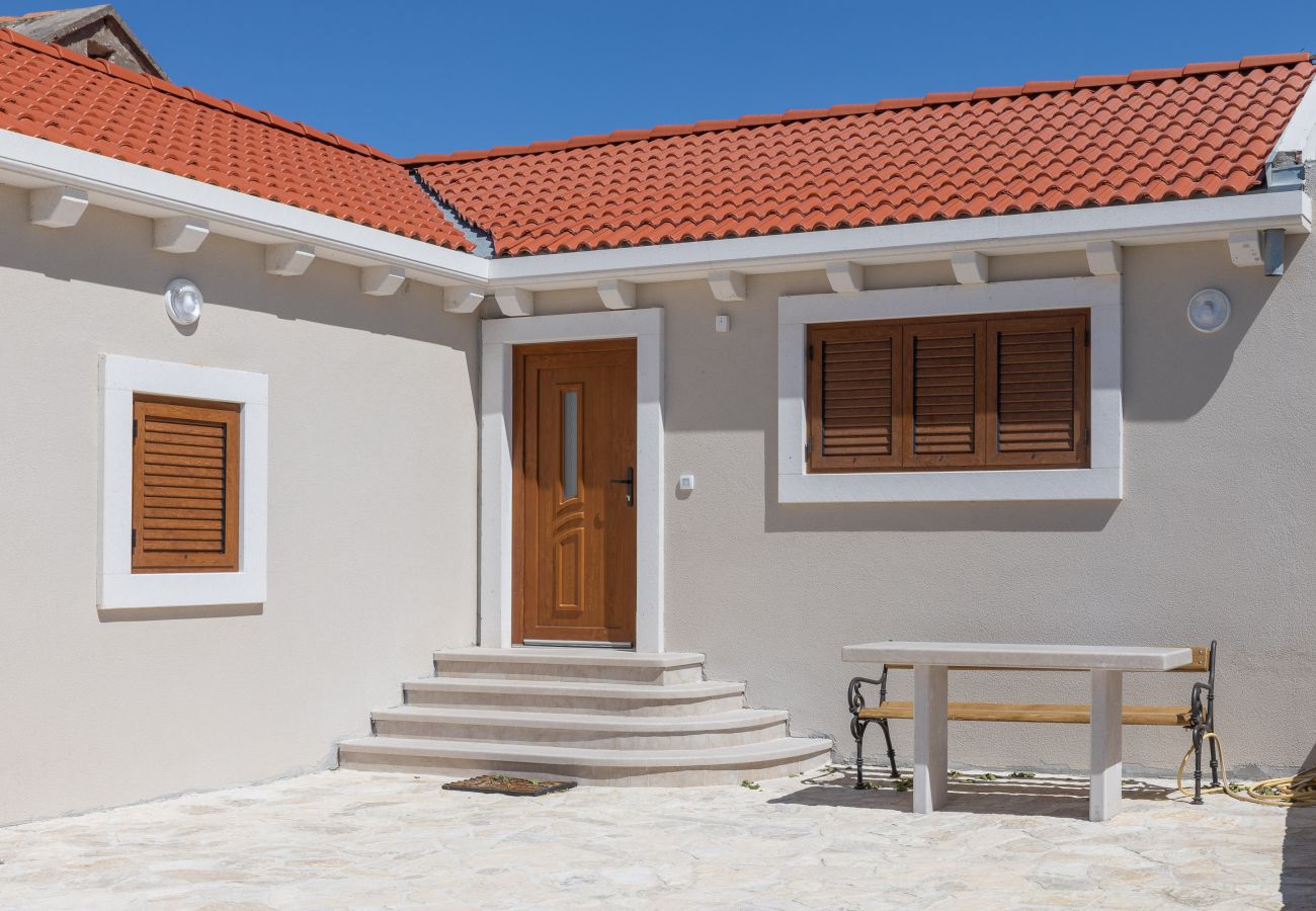 Ferienhaus in Ražanac - Ferienhaus Fortica mit Meerblick